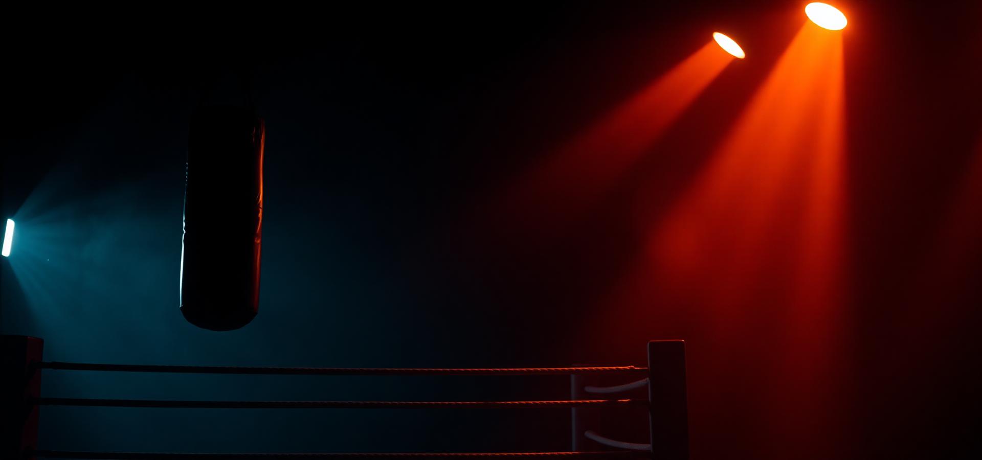 Boxring im warmen Ember-Licht – Institut Flourish